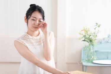 まつ毛を付けたら、目が充血？！